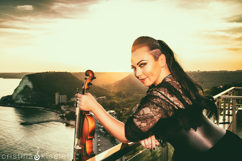 Cristina Kiseleff violonista canta la vioara la un restaurant de lux