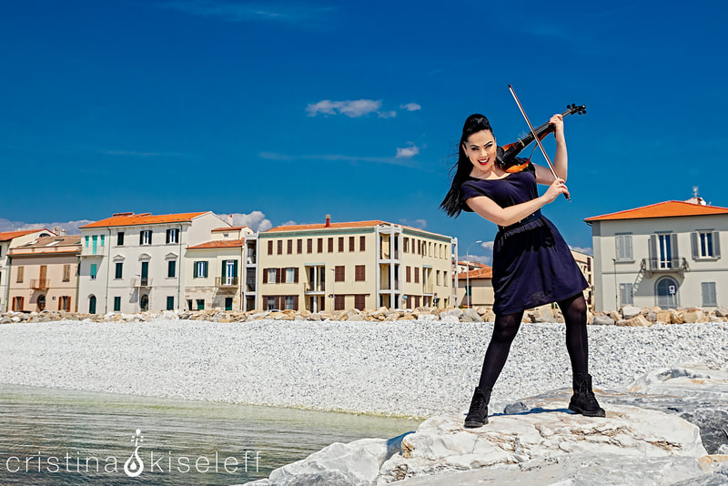 Cristina Kiseleff Electric Violinist playing in Italy in a marina seaside resort with a Yamaha violin
