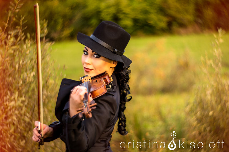 Cristina Kiseleff violonista interpreteaza la vioara cantece de petrecere si colaje piese nunti botezuri pentru hore si spectacol