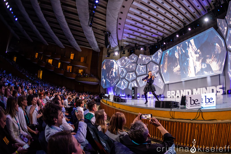 Cristina Kiseleff canta la vioara pe scena salii palatului la conferinta Brand Minds