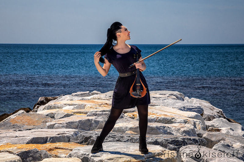 Cristina Kiseleff Electric Violinist playing at the seaside in the Italian riviera